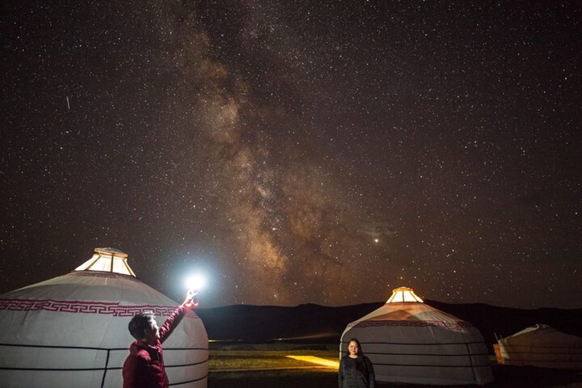 끝없이 펼쳐진 초원과 푸른 하늘